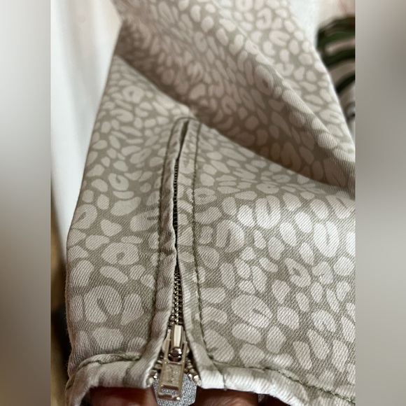 LOFT Modern Skinny Leopard print zip Ankle jeans- 6. - Picture 3 of 7